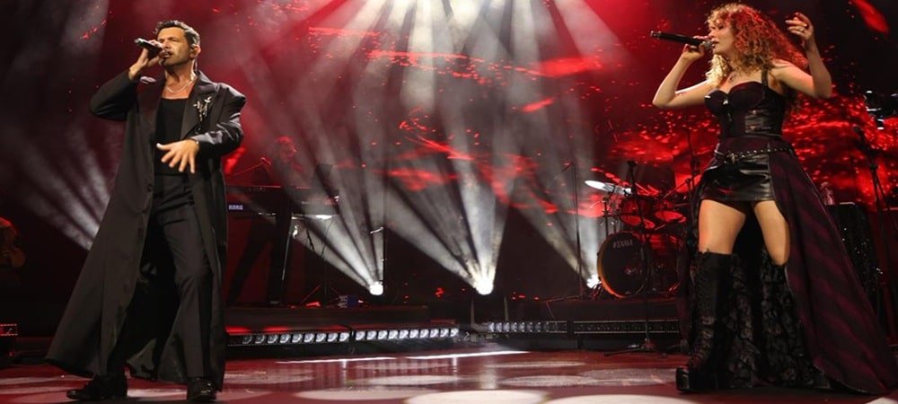 KARİYERİNİN 10. YILINI MÜZİSYEN DOSTLARI VE AİLESİYLE HARBİYE SAHNESİNDE KUTLADI