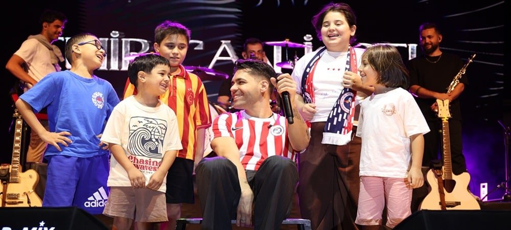 Emir Can İğrek’ten İki Konserde Minik Hayranlarına Sürpriz 