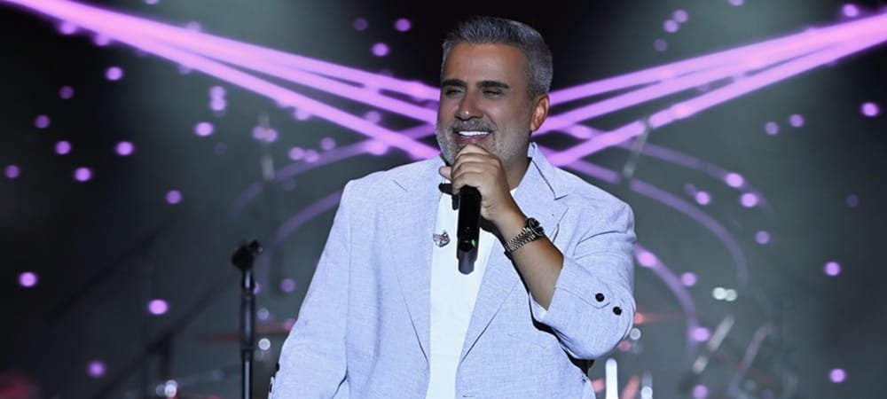 Emrah sahneye çıktı, Antalya tek yürek oldu!