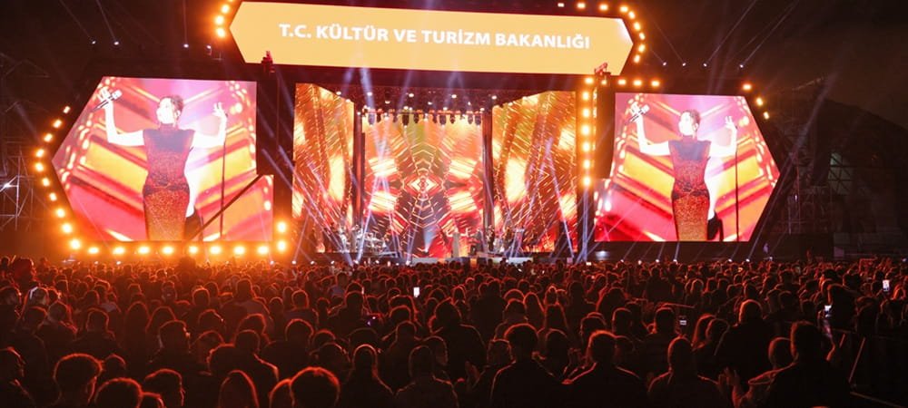 KONSERE DAMGA VURAN PANKARTLAR