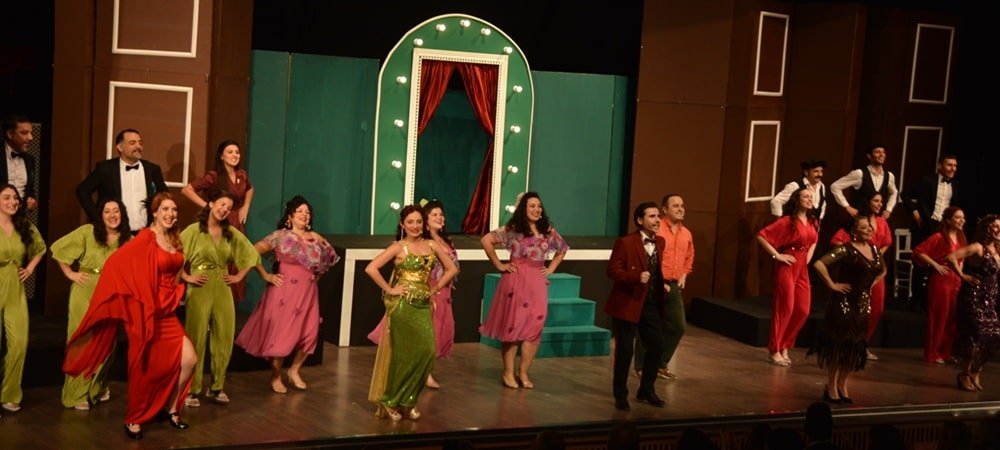 Tiyatro Efsanesinden Rekor Haldun Dormen 98 Yaşında Yönetmen Koltuğunda 